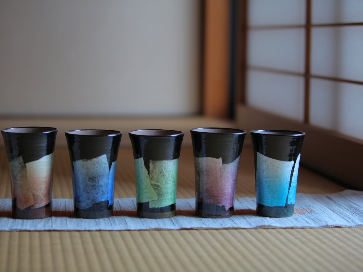 和室に並べた銀彩のカップ