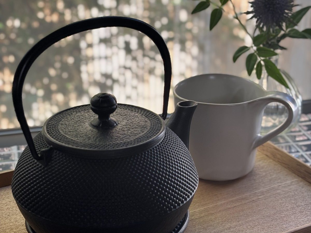 スタッフが撮影した鉄瓶と器